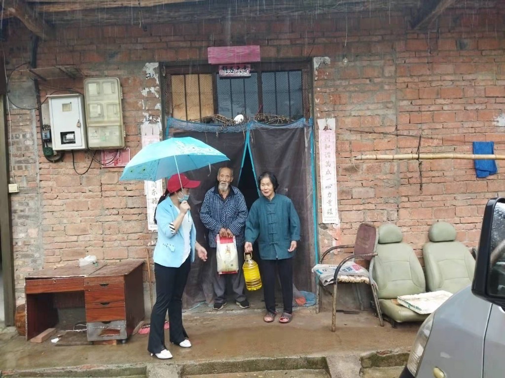 五里铺村慰问困难老人志愿服务活动