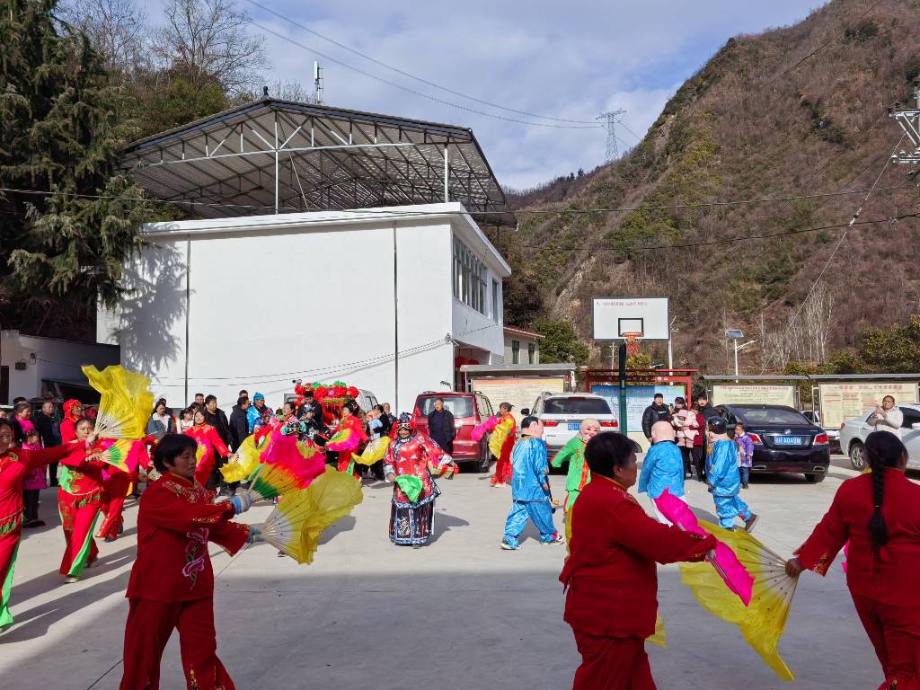 兴隆村春节玩龙灯活动