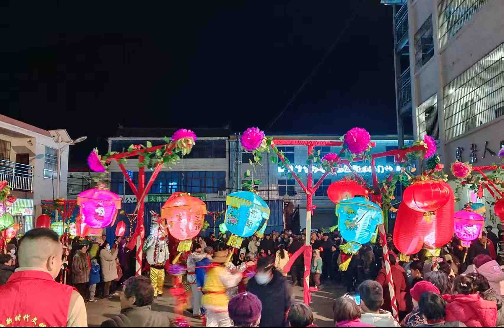 金丝峡镇 开展暖心灯会照亮敬老院，蛇年新春情暖夕阳