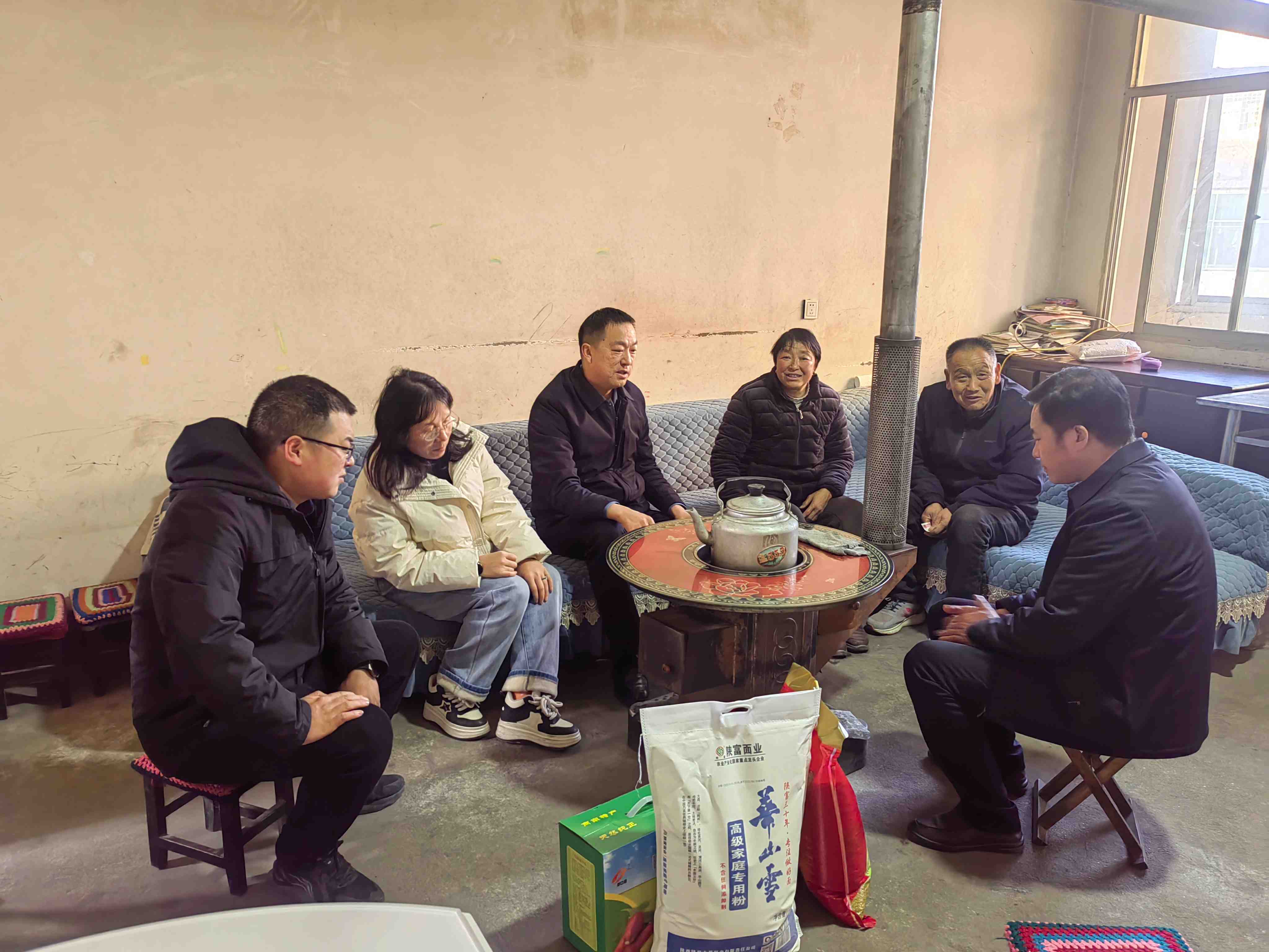 二道河社区联合驻村单位开展慰问辖区困难群众活动