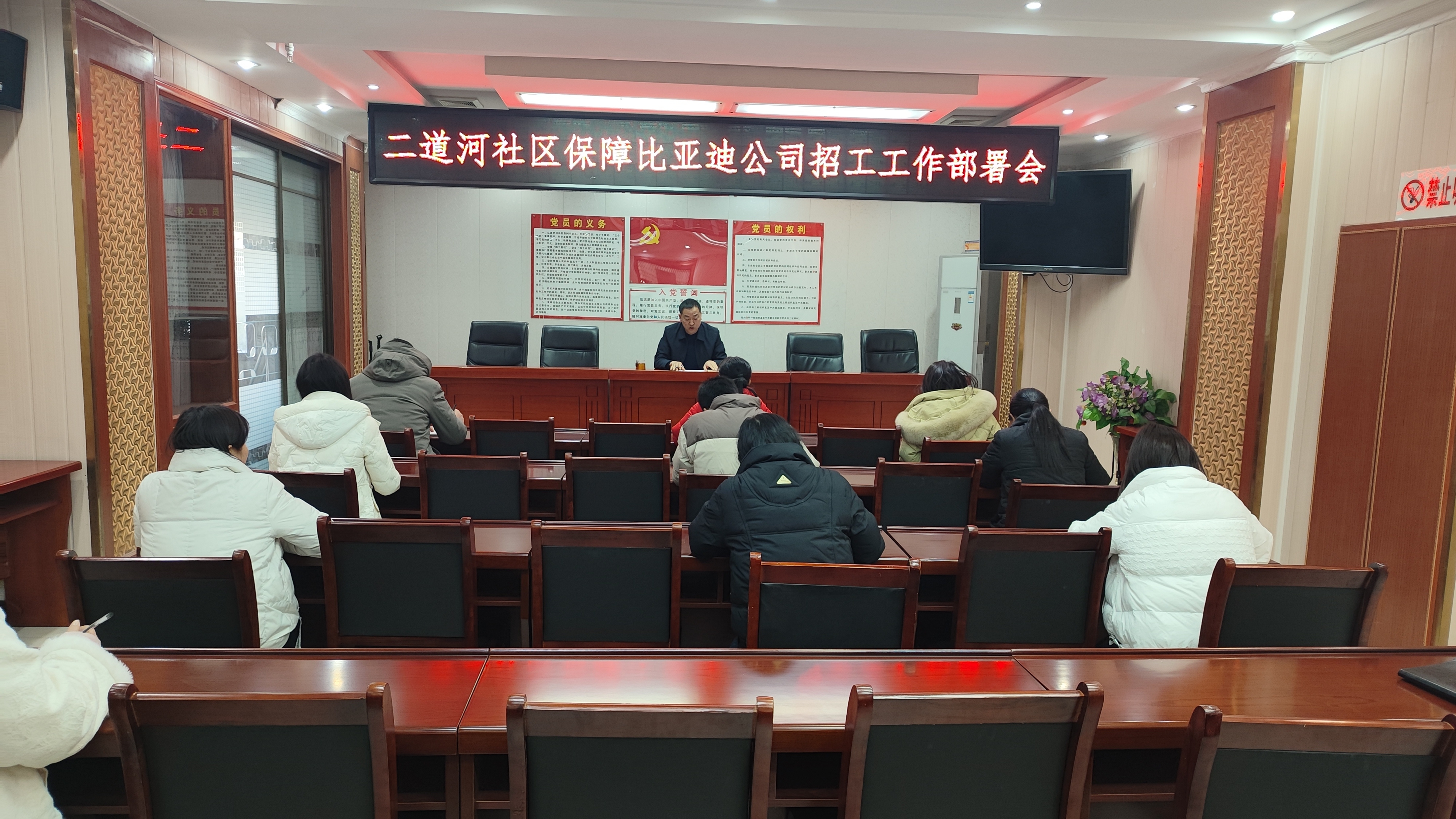 二道河社区开展居民就业宣传服务活动 (1).jpg