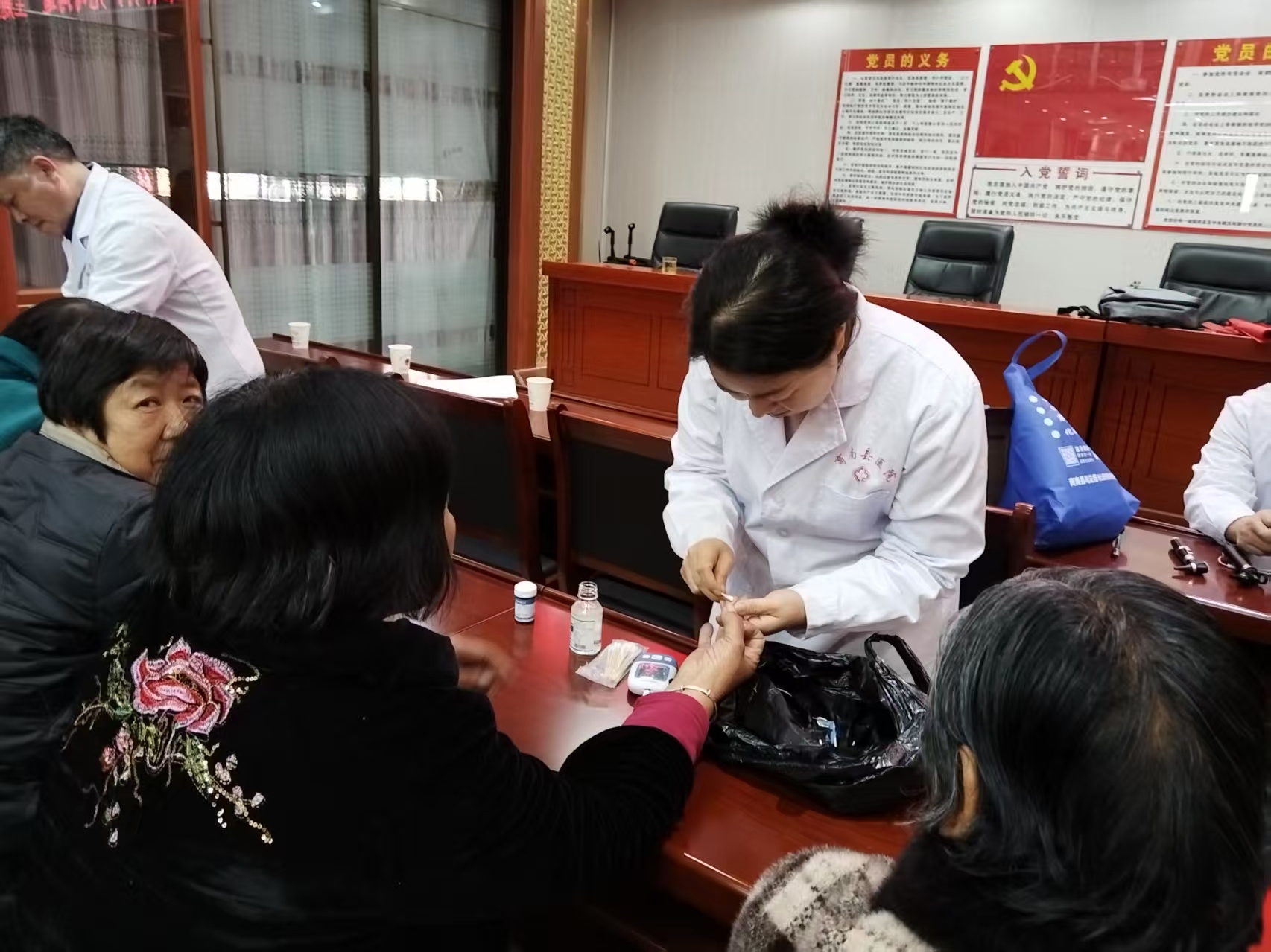 二道河社区3月5日庆“三八”开展健康知识讲座和义诊活动 (3).jpg